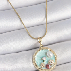 Mey İthalat® 316L Çelik Gold Renk Zincir Mavi Mineli İnci Çiçek İşlemeli Zirkon Taş Detaylı Madalyon Model Kadın Kolye