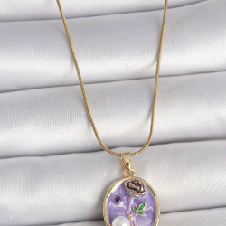 Mey İthalat® 316L Çelik Gold Renk Zincir Mor Çiçek İşlemeli İnci Detay Portre Model Kadın Kolye