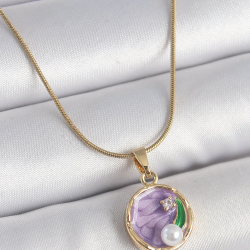 Mey İthalat® 316L Çelik Gold Renk Zincir Mor Çiçek İşlemeli Zirkon Taş İnci Detaylı Minimal Portre Model Kadın Kolye