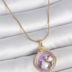 Mey İthalat® 316L Çelik Gold Renk Zincir Mor Mineli İncili Çiçek İşlemeli Portre Model Kadın Kolye