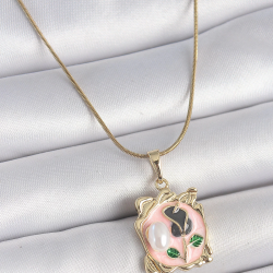Mey İthalat® 316L Çelik Gold Renk Zincir Pembe Mineli Çiçek İşlemli İnci Detay Portre Model Kadın Kolye