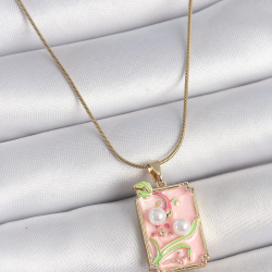 Mey İthalat® 316L Çelik Gold Renk Zincir Pembe Mineli İncli Çiçek İşlemeli Portre Model Kadın Kolye