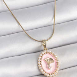 Mey İthalat® 316L Çelik Gold Renk Zincir Pembe Mineli İncli Zirkon Taşlı Çiçek İşlemeli Portre Model Kadın Kolye
