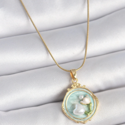 Mey İthalat® 316L Çelik Gold Renk Zincir Turkuaz Mineli İncili Çiçek İşlemeli Portre Model Kadın Kolye