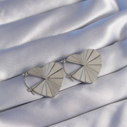 Mey İthalat® 316L Çelik Gümüş Renk Çizgili Plaka Tasarımlı Kalp Küpe