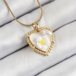 Mey İthalat® 316L Çelik Zincir Beyaz Sanatsal Portre İnci Detaylı Papatya Figürlü Kalp Model Gold Renk Kadın Kolye