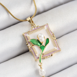 Mey İthalat® 316L Çelik Zincir Beyaz Sanatsal Portre Sallantılı İnci Detaylı Lale Model Gold Renk Kadın Kolye