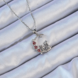 Mey İthalat® 316L Çelik Zincir Gümüş Renk Kırmızı Gül Detay Kedi Figür Zirkon Taşlı Ay Kolye