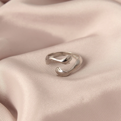 Mey İthalat® Ayarlamalı Gümüş Renk Metal Sarılan Eller Model Kadın Yüzük