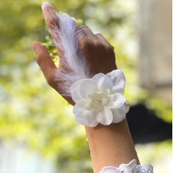 Mey İthalat® Bride to be Nedime Gelin Bilekliği Tüy ve İnci Boncuk Detaylı Beyaz Renkli Bekarlığa Veda Partisi Bilekliği 10 Adet