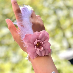 Mey İthalat® Bride to be Nedime Gelin Bilekliği Tüy ve İnci Boncuk Detaylı Pembe Renkli Bekarlığa Veda Partisi Bilekliği 10 Adet