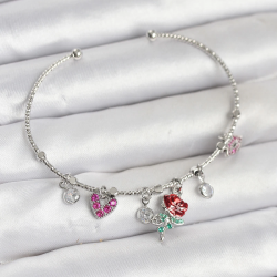 Mey İthalat® Gül Charmlı Gümüş Renk Pirinç Kadın Bileklik