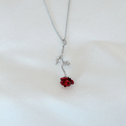 Mey İthalat® Gümüş Kaplama Kırmızı Gül Figürlü Kadın Kolye