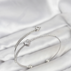 Mey İthalat® Kalp Model Pirinç Gümüş Renk Kadın Bileklik