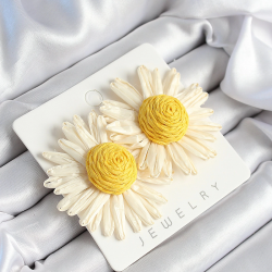 Mey İthalat® Papatya Model Beyaz Ve Sarı Renk Kadın Küpe