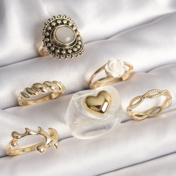 Mey İthalat® Pirinç Gold Renk Beyaz Gül Figür Kalp İşlemeli Sarmal Detay 6'Lı Kadın Yüzük Seti