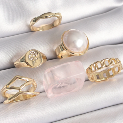 Mey İthalat® Pirinç Gold Renk Beyaz İncili Zincir Yüzük Figür İşleme Detay 6'Lı Kadın Yüzük Seti