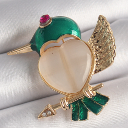 Mey İthalat® Pirinç Gold Renk Beyaz Mineli Kalp Yeşil Sinek Kuşu Model Pembe Zirkon Taş Detay Kadın Broş