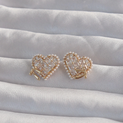 Mey İthalat® Pirinç Gold Renk Fiyonk Detay İncili Zirkon Taşlı Kalp Küpe