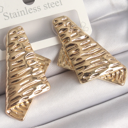 Mey İthalat® Pirinç Gold Renk İşleme Detaylı Katlanmış Kare Plaka Model Kadın Küpe