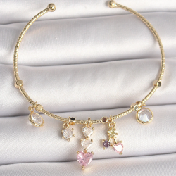 Mey İthalat® Pirinç Gold Renk Sallantı Zirkon Taşlı Kalp Figür Pembe Kalp Detay Charm Kadın Bileklik