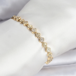 Mey İthalat® Pirinç Gold Renk VIP Seri Sıralı Yonca Model Zirkon Taşlı Kadın Bileklik