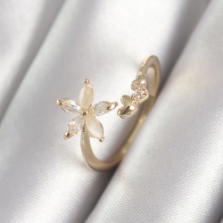 Mey İthalat® Pirinç Gold Renk Zirkon Taşlı Çiçek Model Kalp Detay Kadın Yüzük