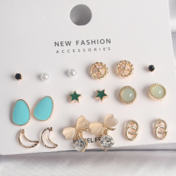 Mey İthalat® Pirinç Gold Renk Zirkon Taşlı Fiyonk Hilal Figür 9 Çift Kadın Küpe Seti