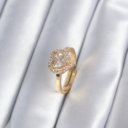 Mey İthalat® Pirinç Gold Renk Zirkon Taşlı Kalp Charm Model Kadın Yüzük