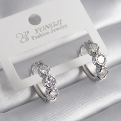 Mey İthalat® Pirinç Gold Renk Zirkon Taşlı Kalp Detay Kadın Küpe