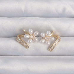 Mey İthalat® Pirinç Gold Renk Zirkon Taşlı Kıvrımlı İnci Çiçek Küpe