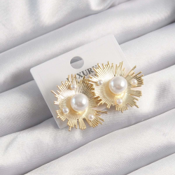 Mey İthalat® Pirinç Gold Renk Zirkon Taşlı Parlayan İnci Taneleri Küpe