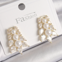 Mey İthalat® Pirinç Gold Renk Zirkon Taşlı Yaprak Model İnci Detay Kadın Küpe