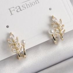 Mey İthalat® Pirinç Gold Renk Zirkon Taşlı Yaprak Model İnci Detay Küpe