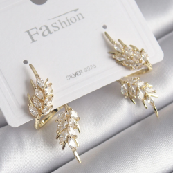 Mey İthalat® Pirinç Gold Renk Zirkon Taşlı Yaprak Model Kadın Küpe