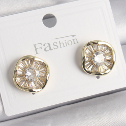 Mey İthalat® Pirinç Gold Renk Zirkon Taşlı Yonca Model Kadın Küpe