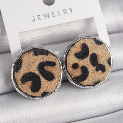 Mey İthalat® Pirinç Gümüş Renk Daire Plaka Model Leopar Desenli Kadın Küpe