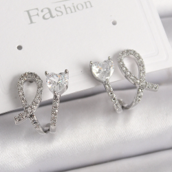 Mey İthalat® Pirinç Gümüş Renk Düğüm Model Zirkon Taşlı Kalp Detay Kadın Küpe