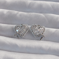 Mey İthalat® Pirinç Gümüş Renk Fiyonk Detay İncili Zirkon Taşlı Kalp Küpe