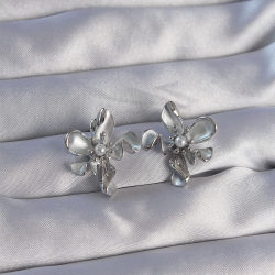 Mey İthalat® Pirinç Gümüş Renk İnci Detay Çiçek Tasarımlı Küpe