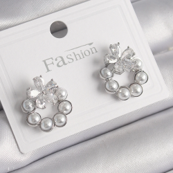 Mey İthalat® Pirinç Gümüş Renk İncili Halka Model Zirkon Taşlı Çiçek Detay Kadın Küpe