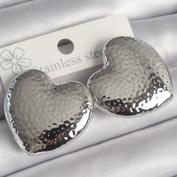 Mey İthalat® Pirinç Gümüş Renk İşleme Detaylı Kalp Model Kadın Küpe