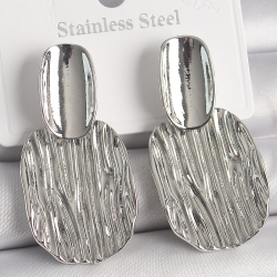 Mey İthalat® Pirinç Gümüş Renk İşlemeli Kare Plaka Model Kadın Küpe