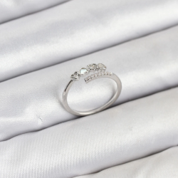 Mey İthalat® Pirinç Gümüş Renk Kalpli Detaylı Zirkon Taşlı Kadın Yüzük