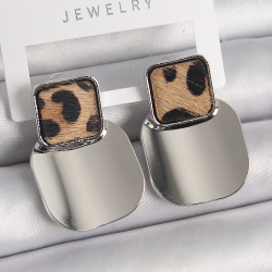 Mey İthalat® Pirinç Gümüş Renk Kare Plaka Leopar Desenli Kadın Küpe