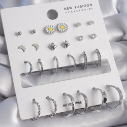 Mey İthalat® Pirinç Gümüş Renk Papatya Detaylı 12 Çiftli Kadın Küpe Seti