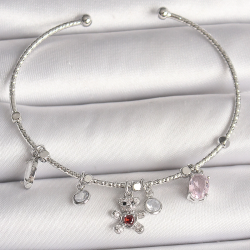 Mey İthalat® Pirinç Gümüş Renk Sallantı Zirkon Taşlı Ayıcık Figür Kırmızı Taş Detay Charm Kadın Bileklik