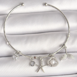 Mey İthalat® Pirinç Gümüş Renk Sallantı Zirkon Taşlı Deniz Yıldız Figür Balık Kuyruğu Detay Charm Kadın Bileklik