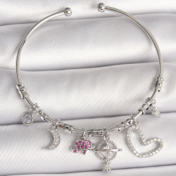 Mey İthalat® Pirinç Gümüş Renk Sallantı Zirkon Taşlı Gezegen Figür Kalp Detay Charm Kadın Bileklik