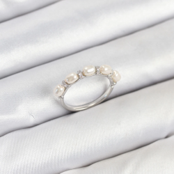 Mey İthalat® Pirinç Gümüş Renk Sıralı İncili Kadın Yüzük